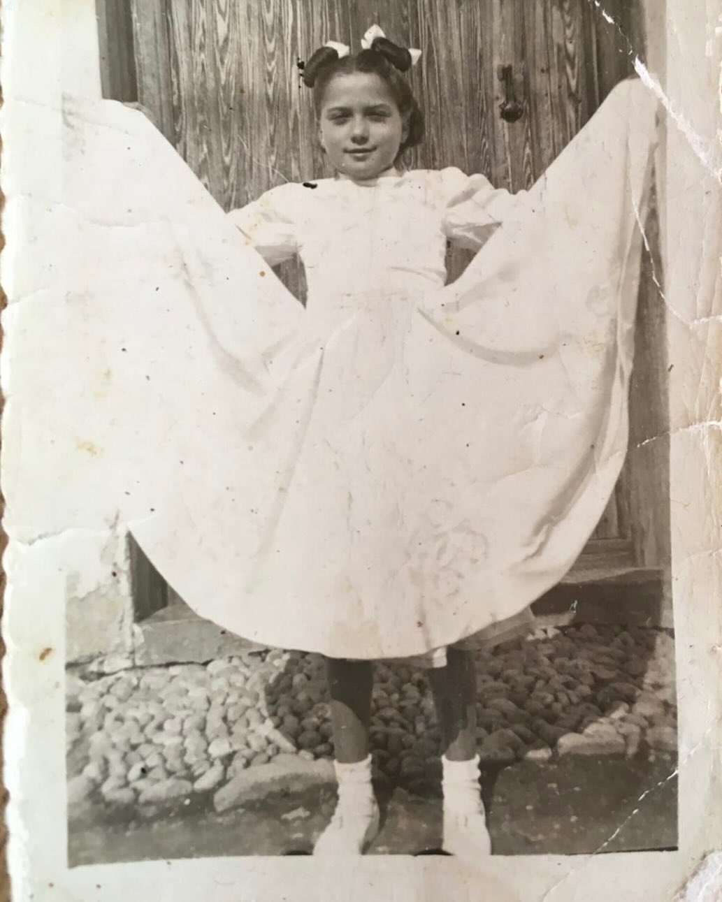 A young Lea Drinda dressed in a white outfit